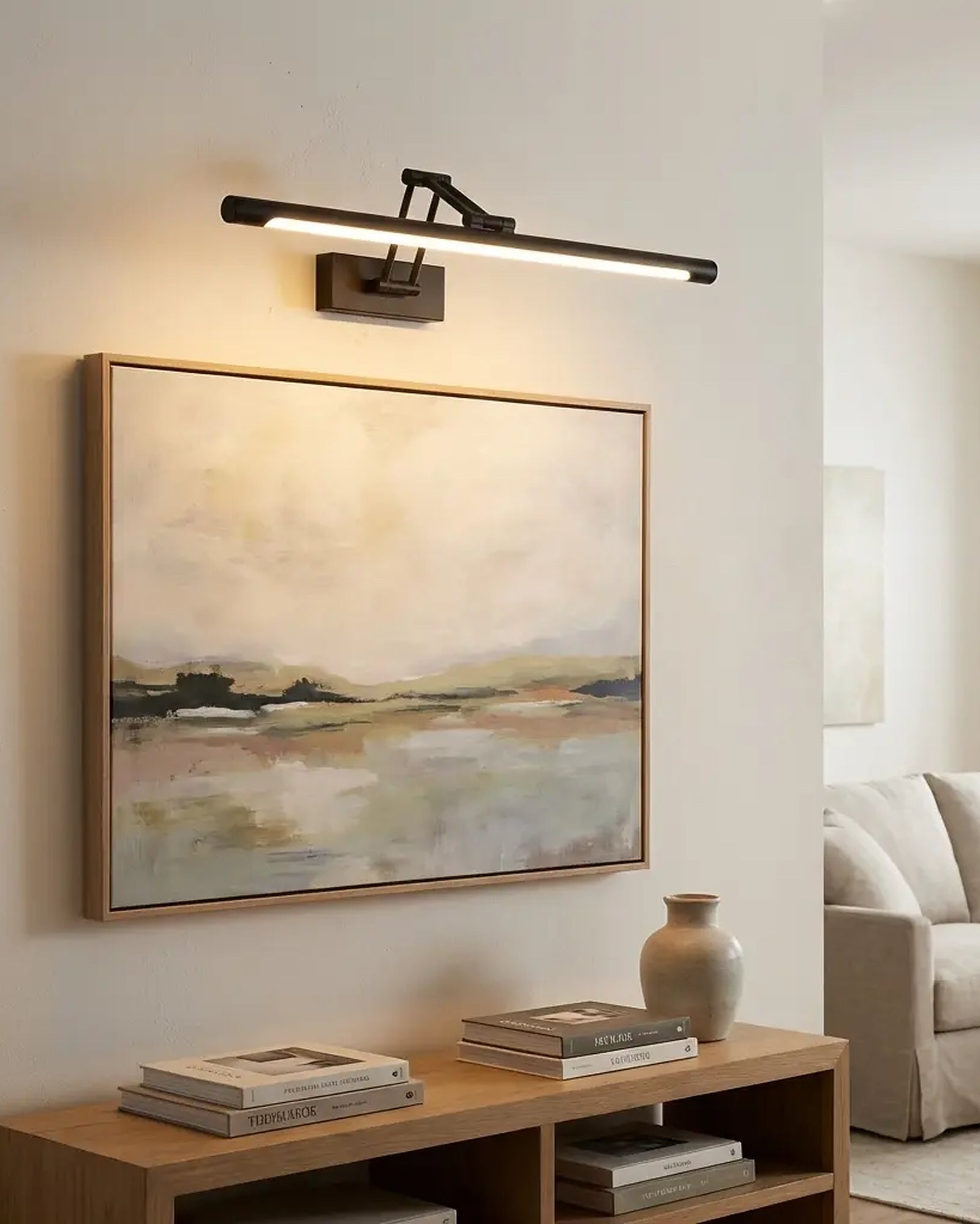 Aplique LED orientable iluminando un cuadro en interior