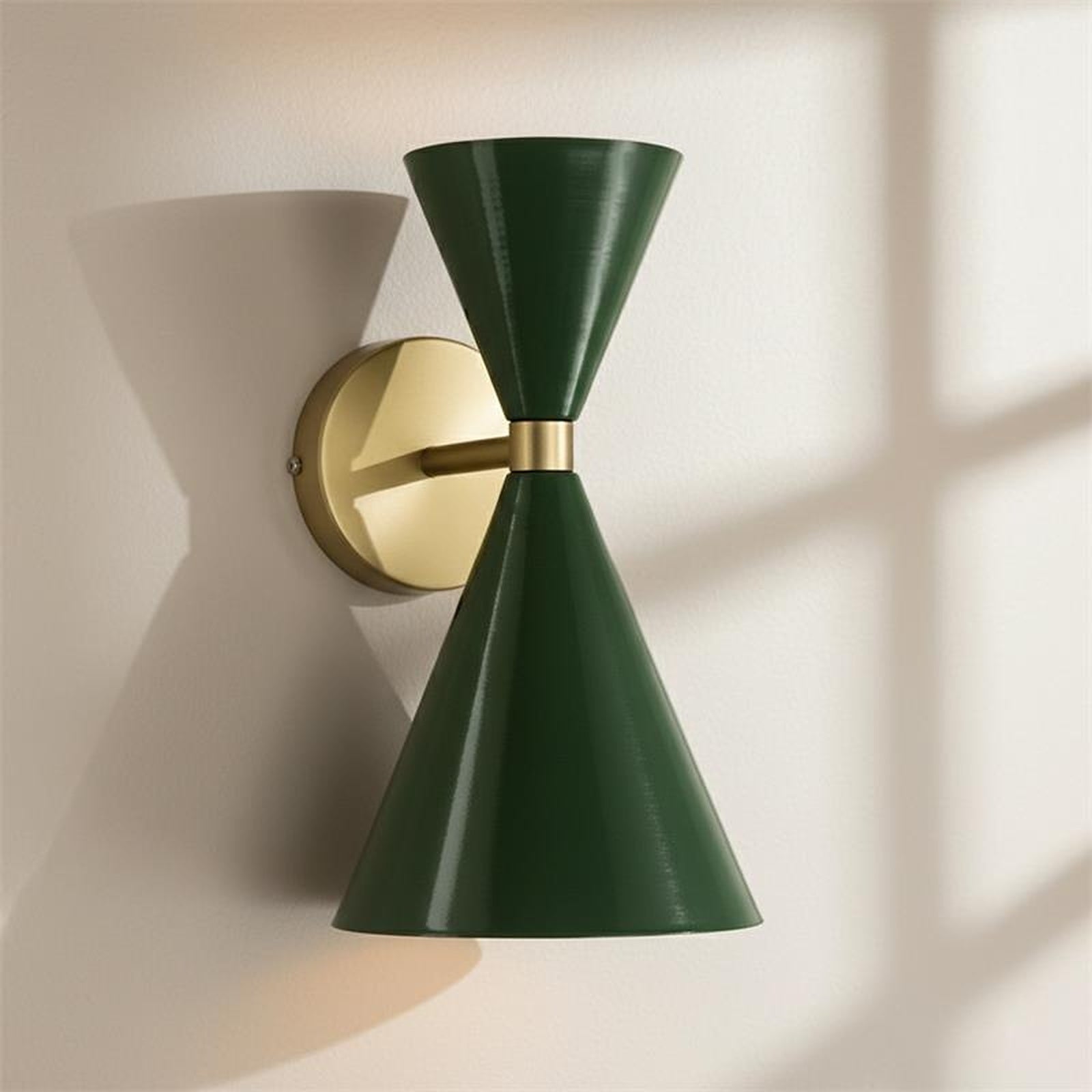 Aplique de pared verde y dorado instalado con luz natural