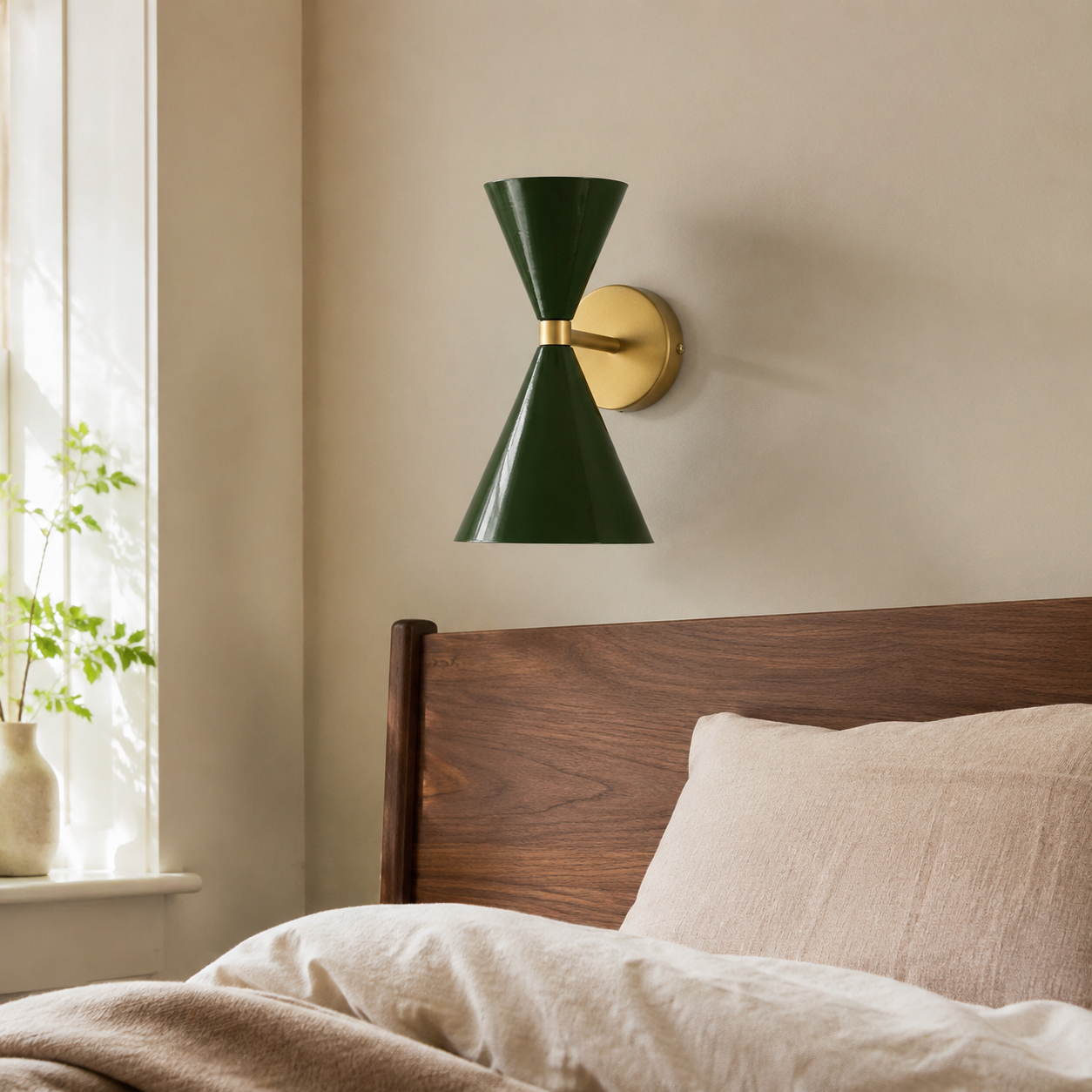 Aplique de pared verde y dorado en dormitorio con luz natural