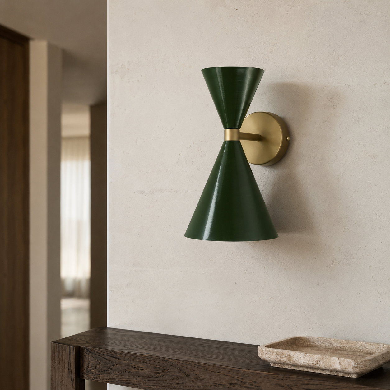 Aplique de pared verde y dorado instalado en recibidor