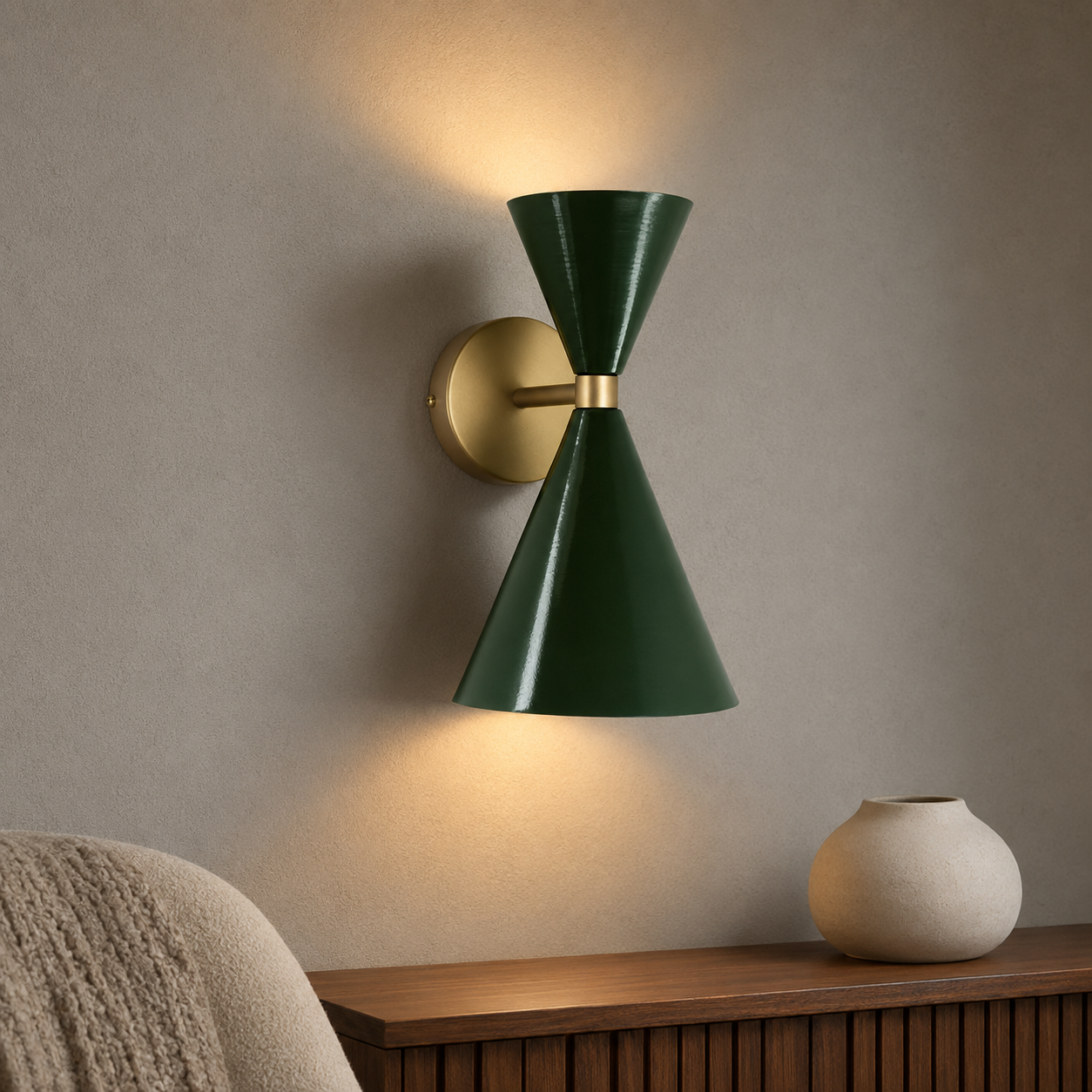 Aplique de pared verde y dorado encendido en salón