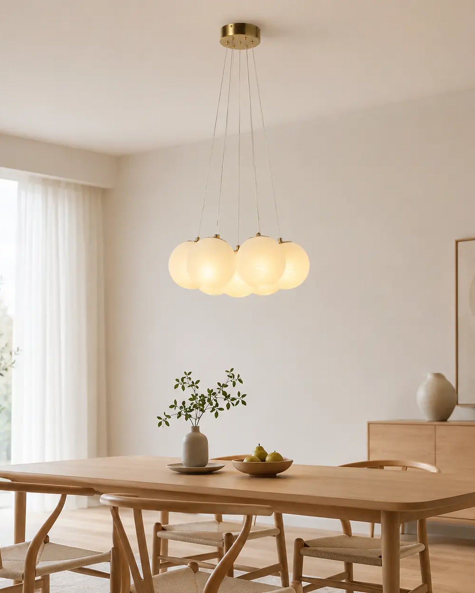 Lámpara colgante dorada con siete globos de cristal en comedor