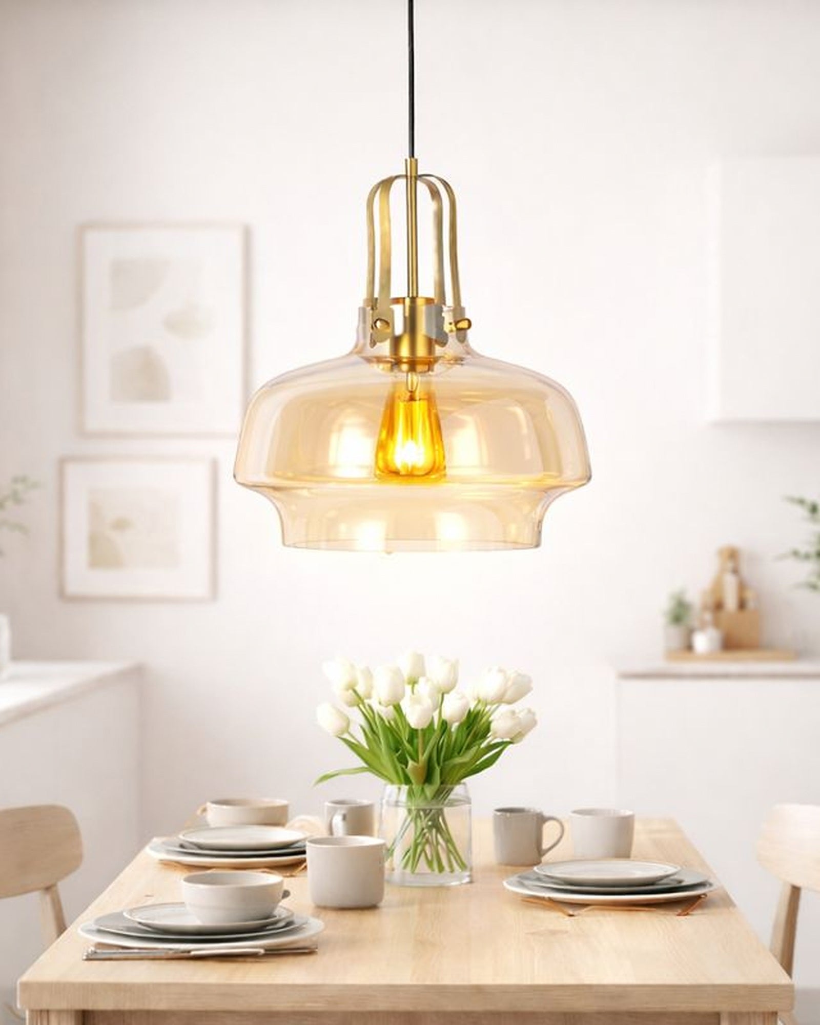 Lámpara colgante de cristal ámbar sobre mesa de cocina