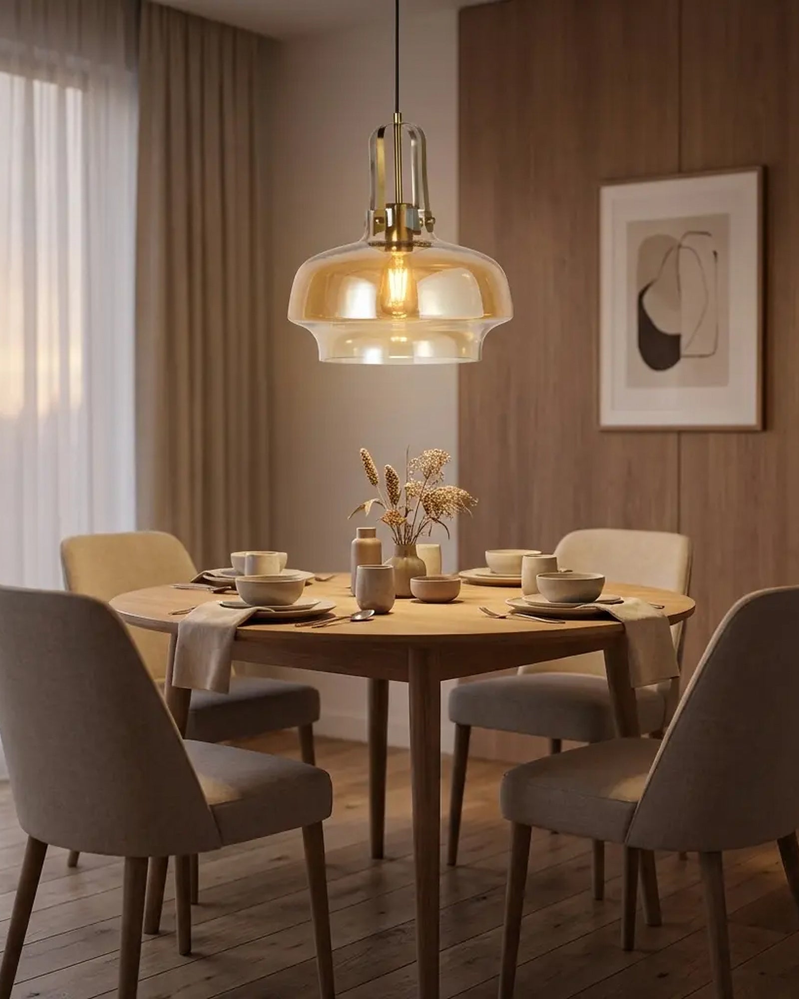Lámpara colgante de cristal ámbar y acabado dorado en comedor