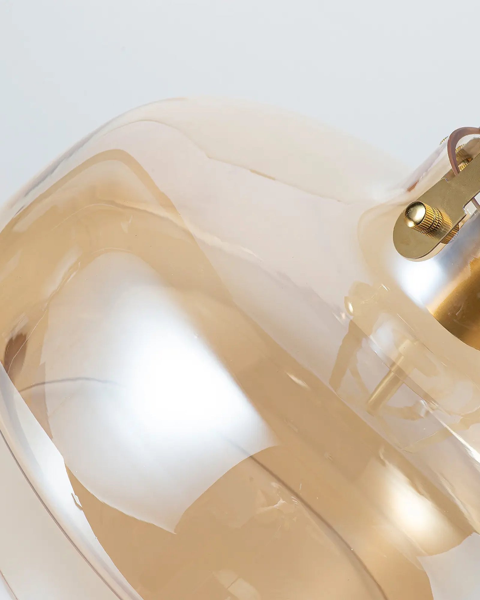 Detalle del cristal ámbar y los herrajes dorados